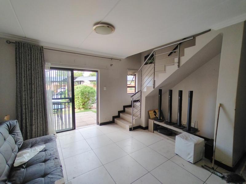 2 Bedroom Property for Sale in Rooihuiskraal North Gauteng