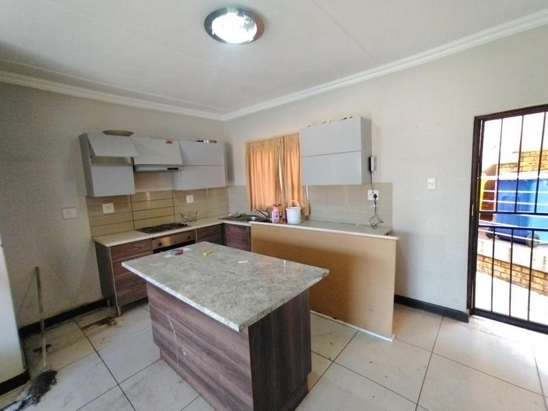 2 Bedroom Property for Sale in Rooihuiskraal North Gauteng