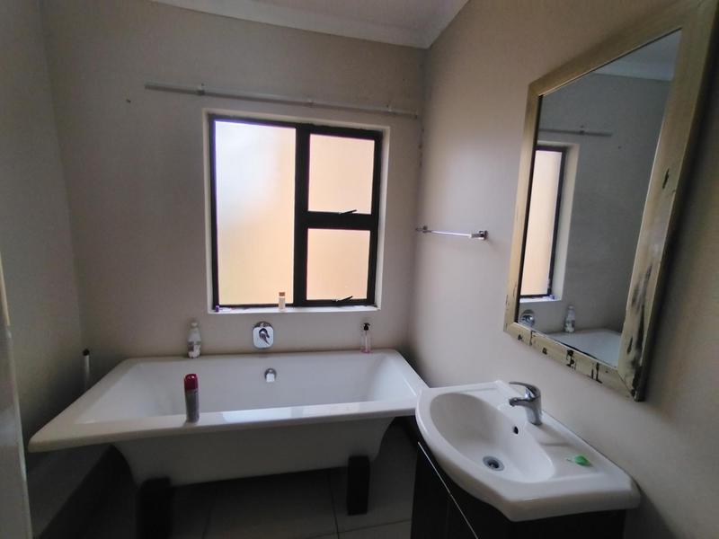 2 Bedroom Property for Sale in Rooihuiskraal North Gauteng