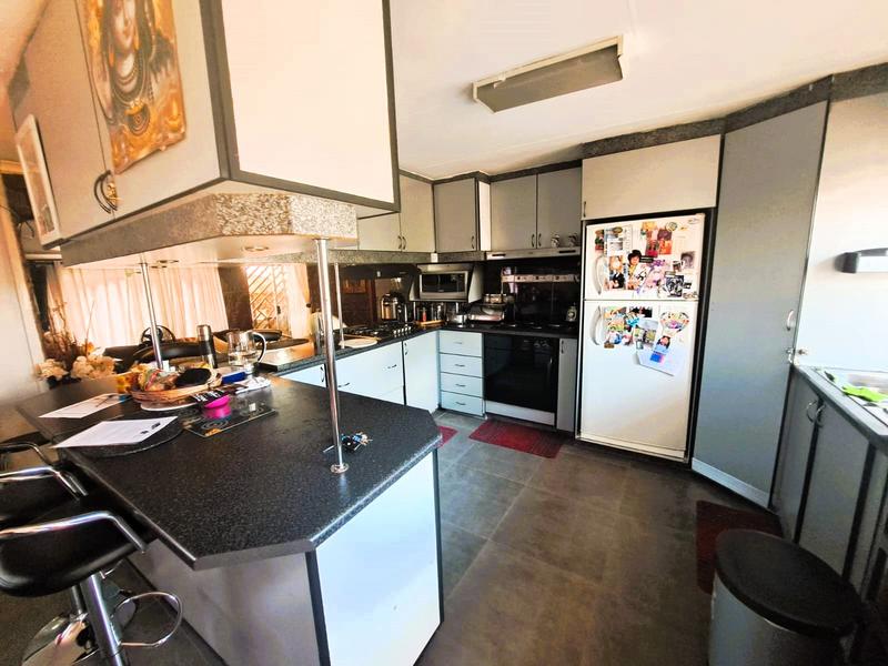 4 Bedroom Property for Sale in Heuweloord Gauteng