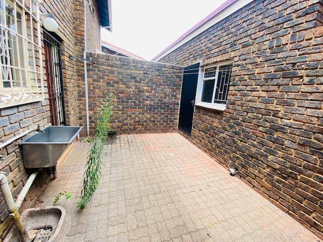 To Let 3 Bedroom Property for Rent in Clayville Gauteng