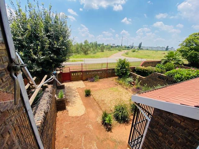 To Let 3 Bedroom Property for Rent in Clayville Gauteng