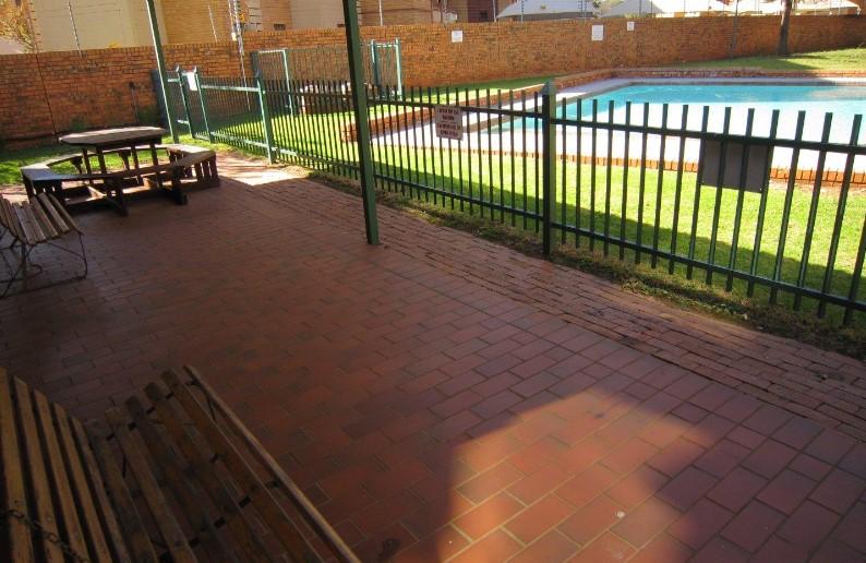 To Let 2 Bedroom Property for Rent in Die Hoewes Gauteng