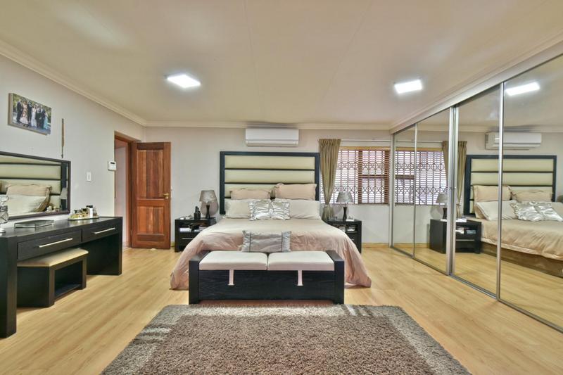 6 Bedroom Property for Sale in Glenvista Gauteng