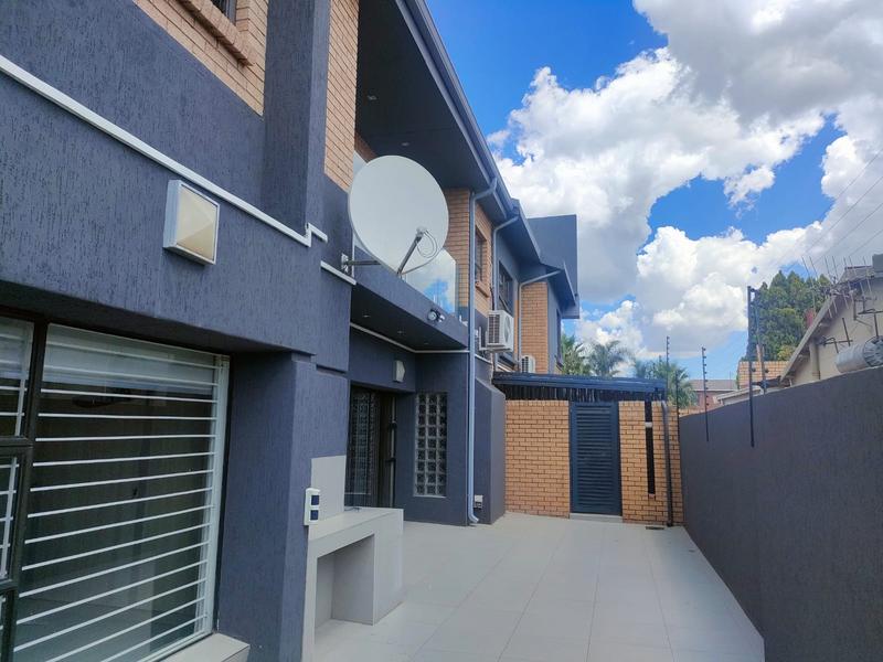 5 Bedroom Property for Sale in Lenasia Gauteng