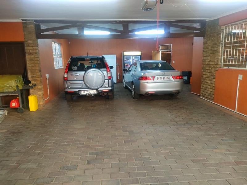 5 Bedroom Property for Sale in Lenasia Gauteng