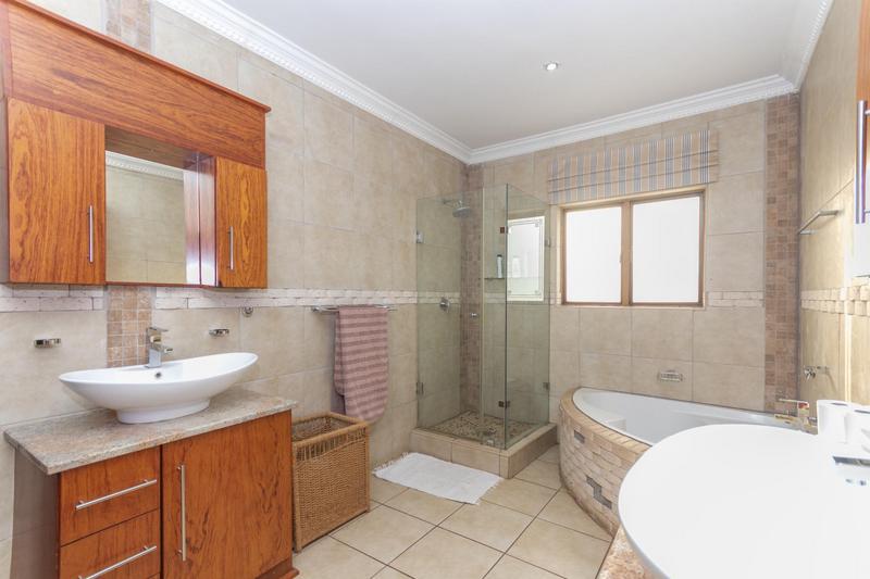 6 Bedroom Property for Sale in Zwavelpoort Gauteng