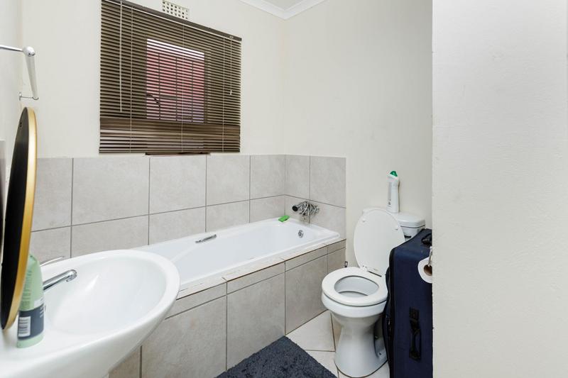 2 Bedroom Property for Sale in Blue Hills Gauteng