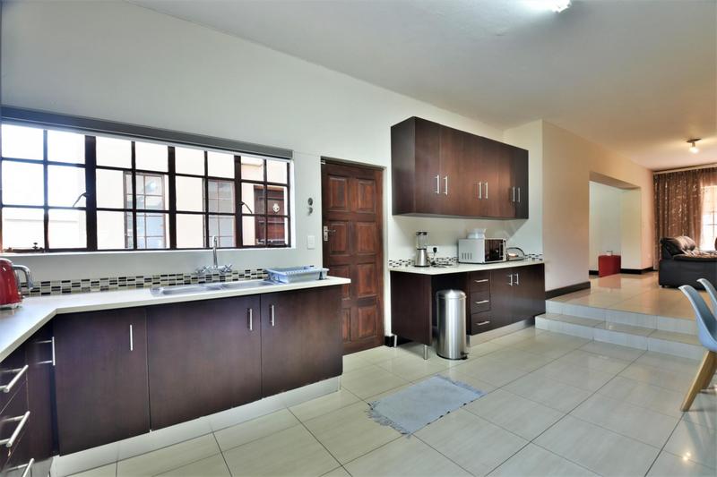 6 Bedroom Property for Sale in Glenvista Gauteng