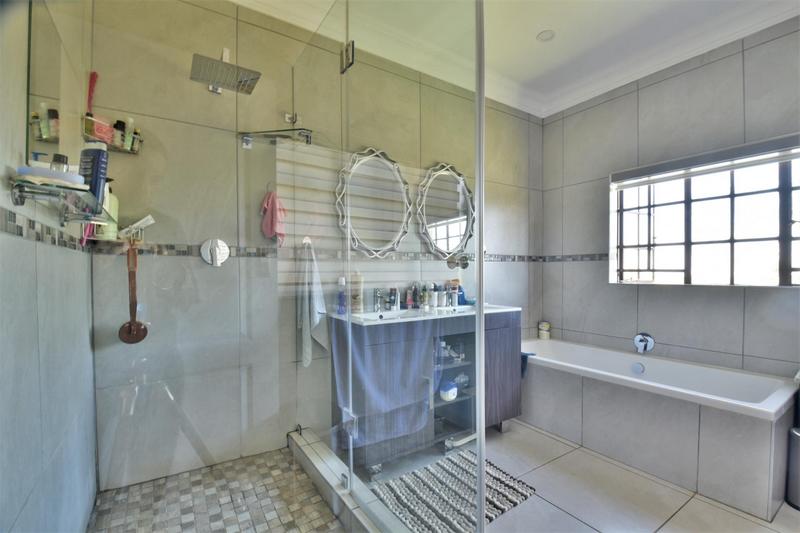 6 Bedroom Property for Sale in Glenvista Gauteng