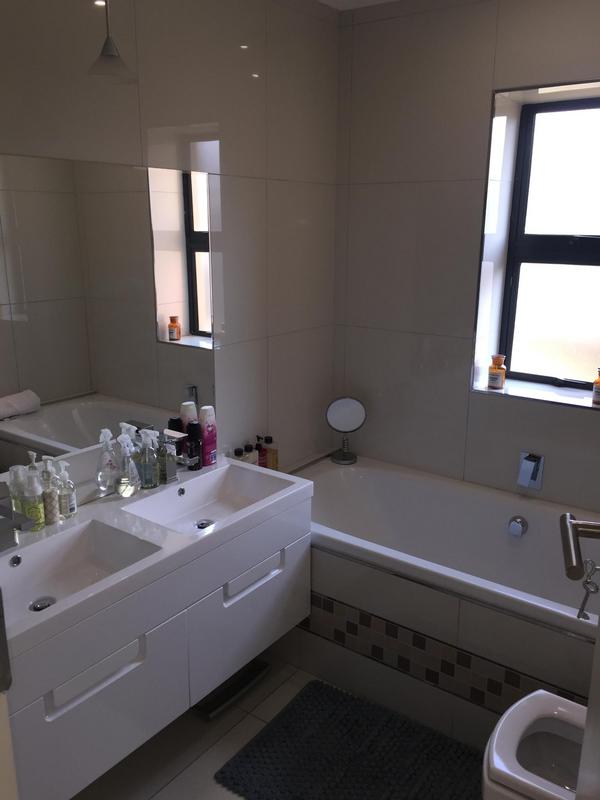 To Let 2 Bedroom Property for Rent in Sandown Gauteng