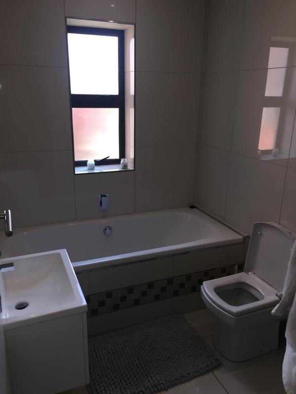 To Let 2 Bedroom Property for Rent in Sandown Gauteng