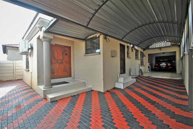 4 Bedroom Property for Sale in Chiawelo Gauteng