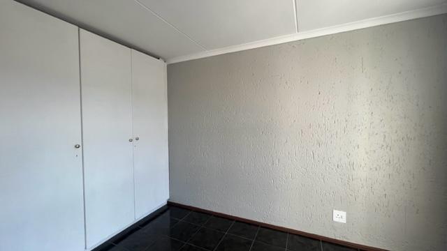 2 Bedroom Property for Sale in Mondeor Gauteng