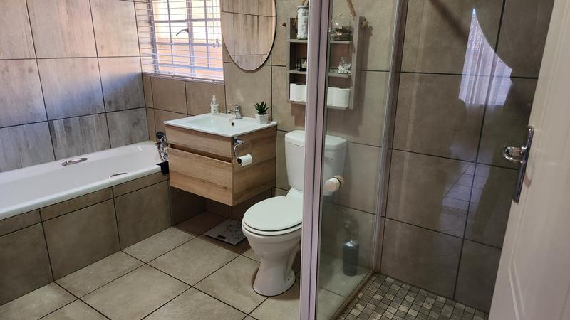 2 Bedroom Property for Sale in Magalieskruin Gauteng