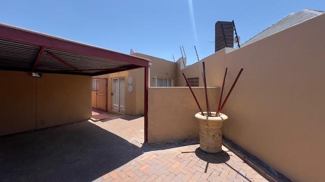 8 Bedroom Property for Sale in Mondeor Gauteng