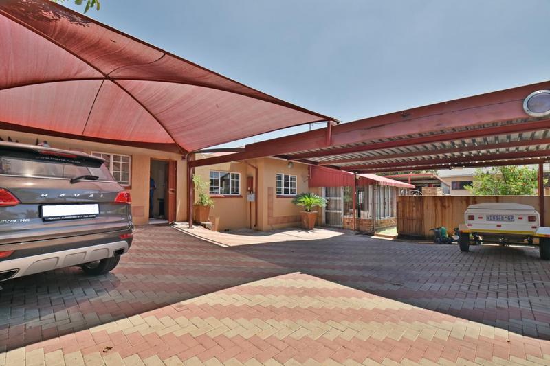 5 Bedroom Property for Sale in Crown Gardens Gauteng