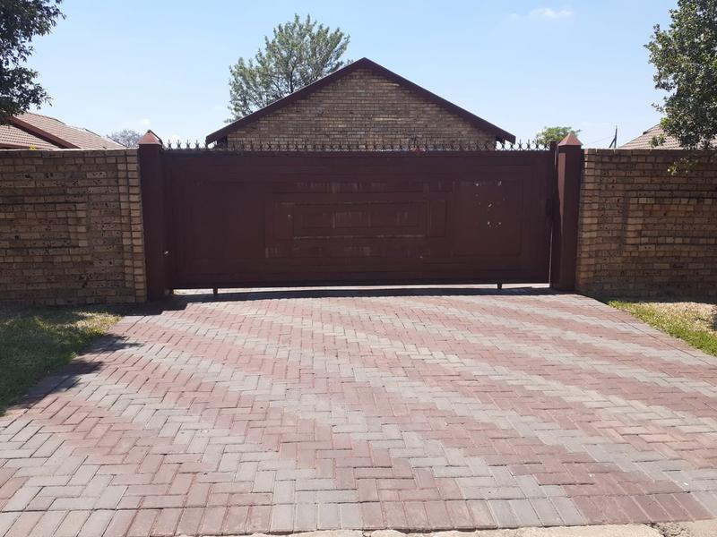 3 Bedroom Property for Sale in Karenpark Gauteng