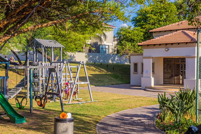 6 Bedroom Property for Sale in Blue Valley Golf Estate Gauteng