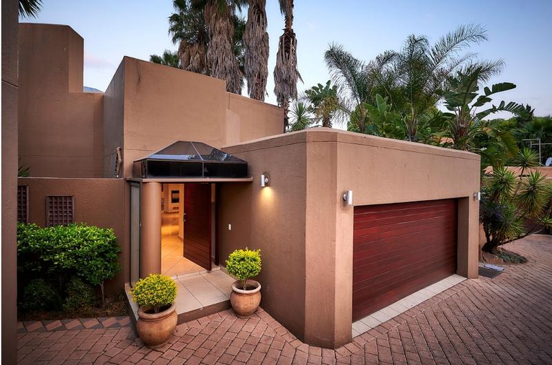 To Let 4 Bedroom Property for Rent in Sandown Gauteng