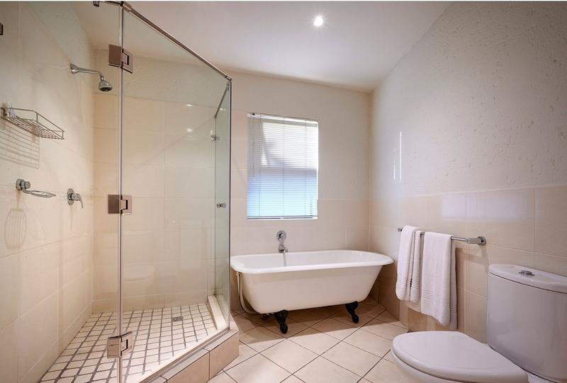 To Let 4 Bedroom Property for Rent in Sandown Gauteng