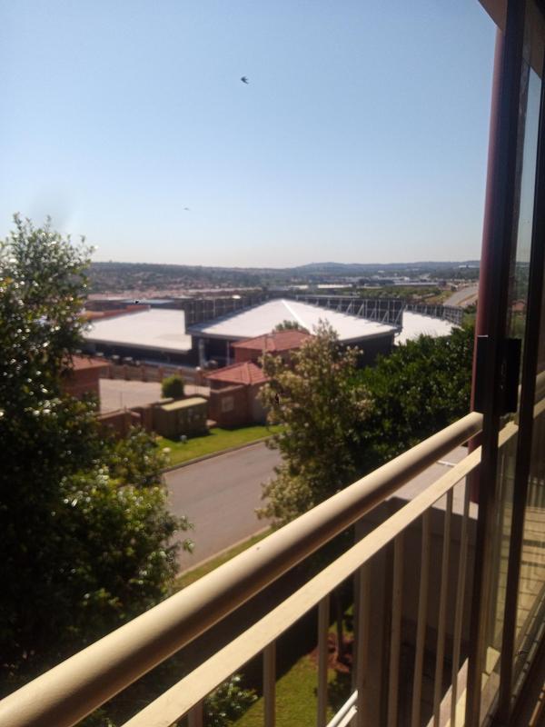 1 Bedroom Property for Sale in Little Falls Gauteng