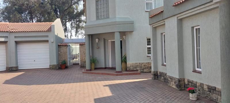 5 Bedroom Property for Sale in Senderwood Gauteng