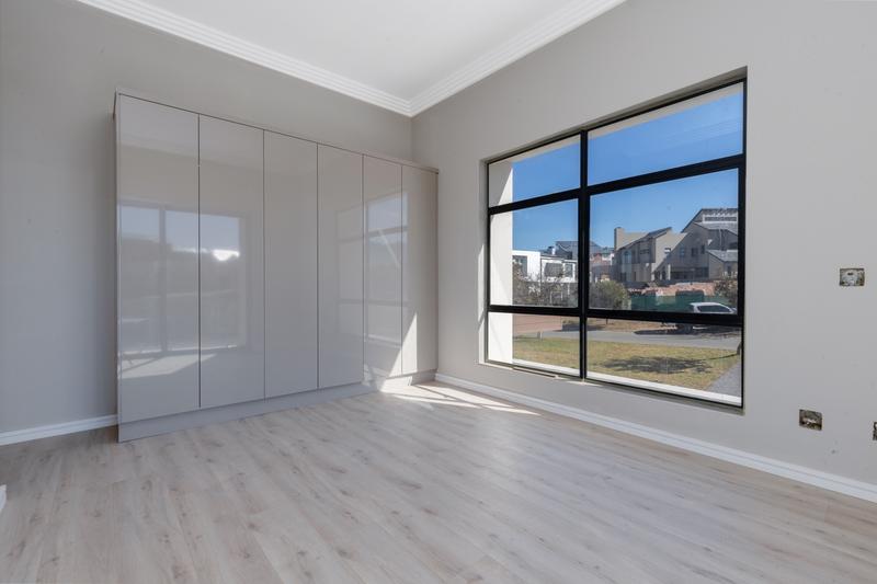 5 Bedroom Property for Sale in Waterfall Country Estate Gauteng