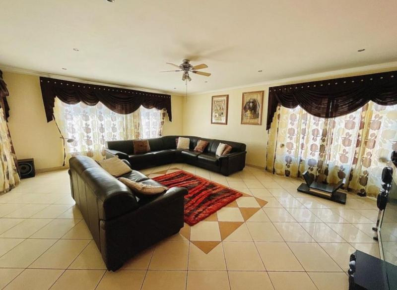 6 Bedroom Property for Sale in Glenanda Gauteng