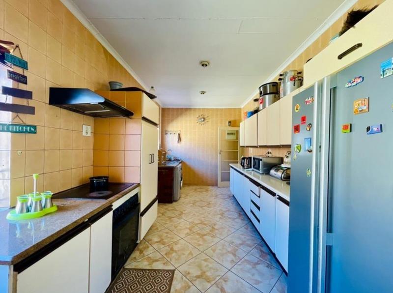 6 Bedroom Property for Sale in Glenanda Gauteng