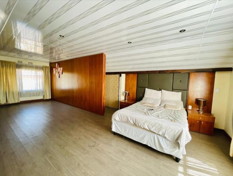 6 Bedroom Property for Sale in Glenanda Gauteng