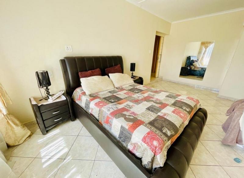 6 Bedroom Property for Sale in Glenanda Gauteng