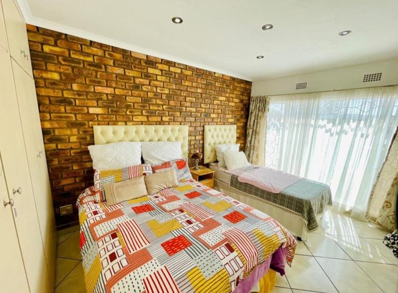 6 Bedroom Property for Sale in Glenanda Gauteng