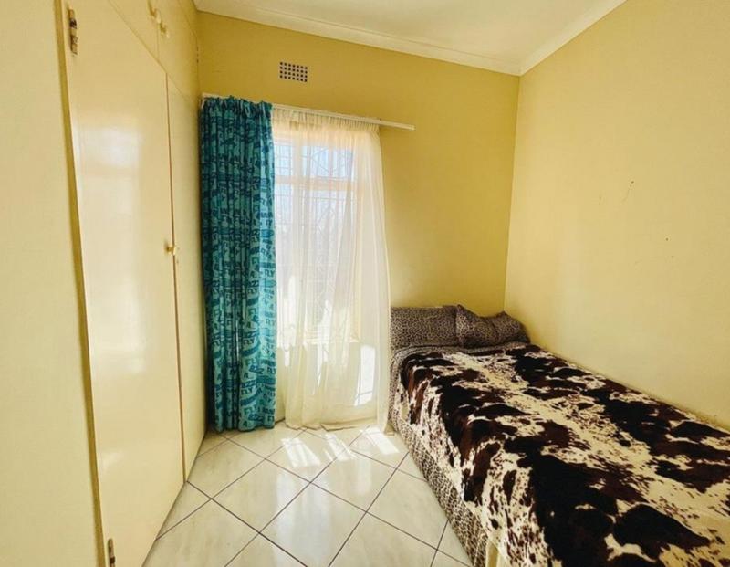 6 Bedroom Property for Sale in Glenanda Gauteng