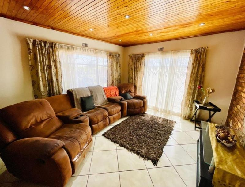 6 Bedroom Property for Sale in Glenanda Gauteng