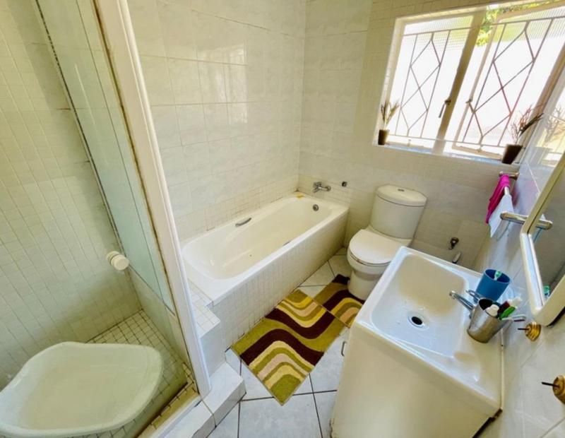 6 Bedroom Property for Sale in Glenanda Gauteng