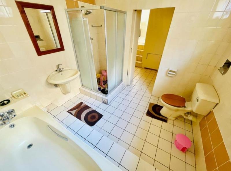 6 Bedroom Property for Sale in Glenanda Gauteng