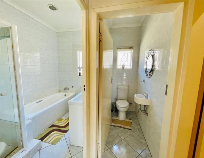 6 Bedroom Property for Sale in Glenanda Gauteng