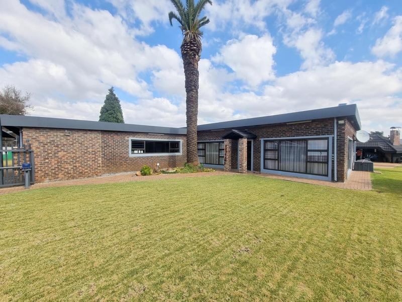 5 Bedroom Property for Sale in Golf Park Gauteng