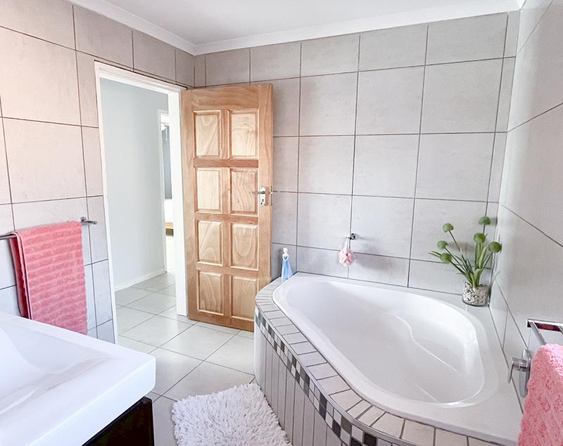 4 Bedroom Property for Sale in Rothdene Gauteng