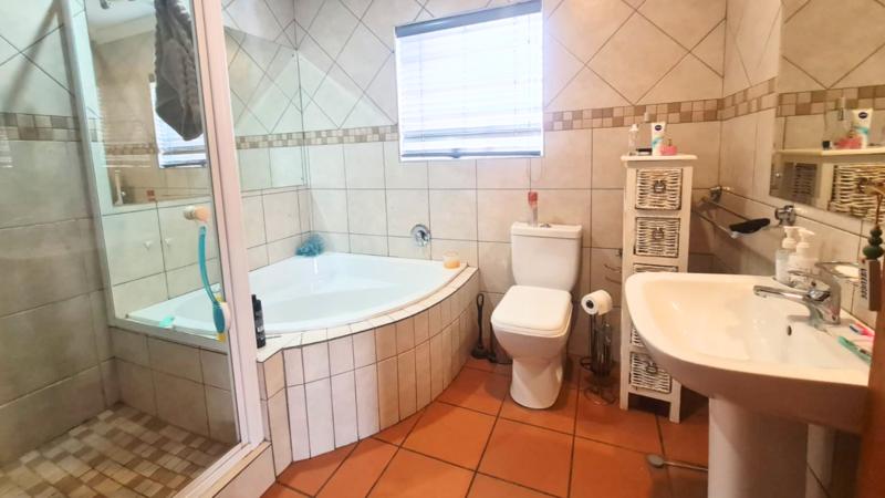 5 Bedroom Property for Sale in Blue Gill Estate Gauteng
