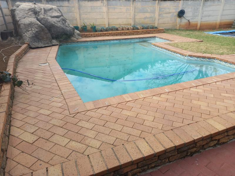 7 Bedroom Property for Sale in Goedeburg Gauteng