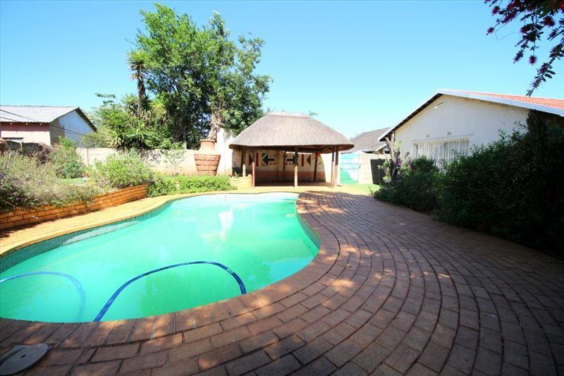 4 Bedroom Property for Sale in Rondebult Gauteng