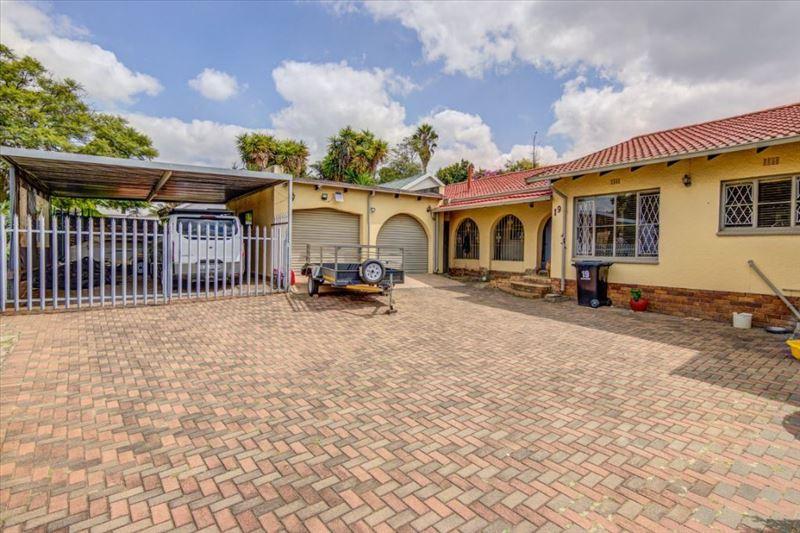 5 Bedroom Property for Sale in Van Riebeeck Park Gauteng