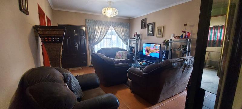 6 Bedroom Property for Sale in Olievenhoutbosch Gauteng