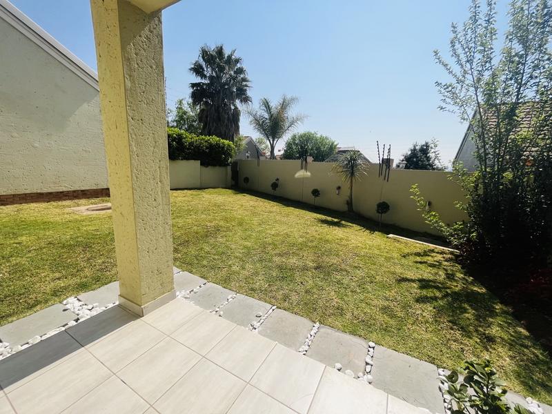 To Let 2 Bedroom Property for Rent in Broadacres Gauteng