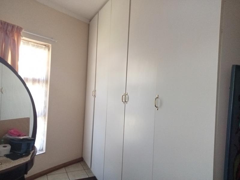 4 Bedroom Property for Sale in Lindequesdrif Gauteng