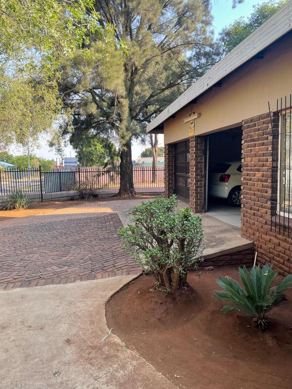 To Let 5 Bedroom Property for Rent in Erasmia Gauteng