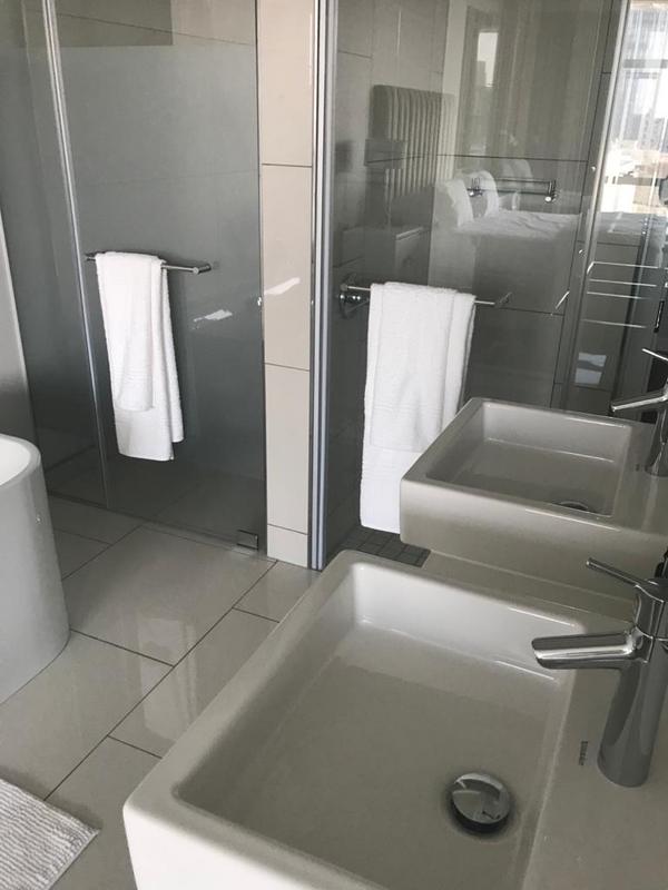 To Let 2 Bedroom Property for Rent in Sandhurst Gauteng