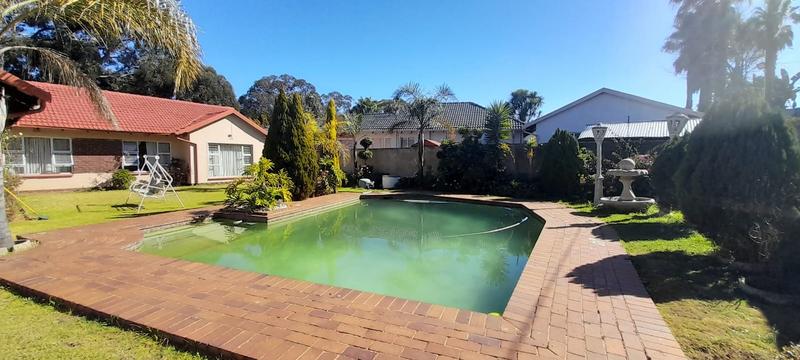 To Let 4 Bedroom Property for Rent in Helderkruin Gauteng